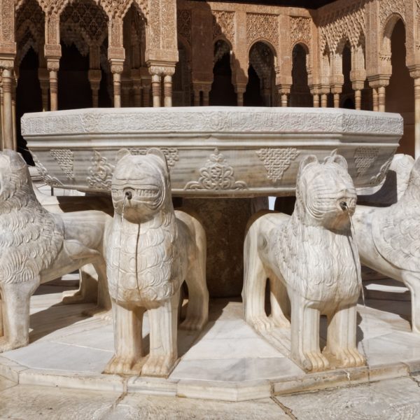 imagen del patio de los leones de la Alhambra