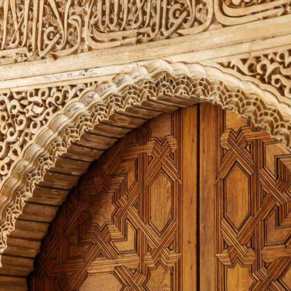 Puerta y decoración de una de las puertas de la Alhambra
