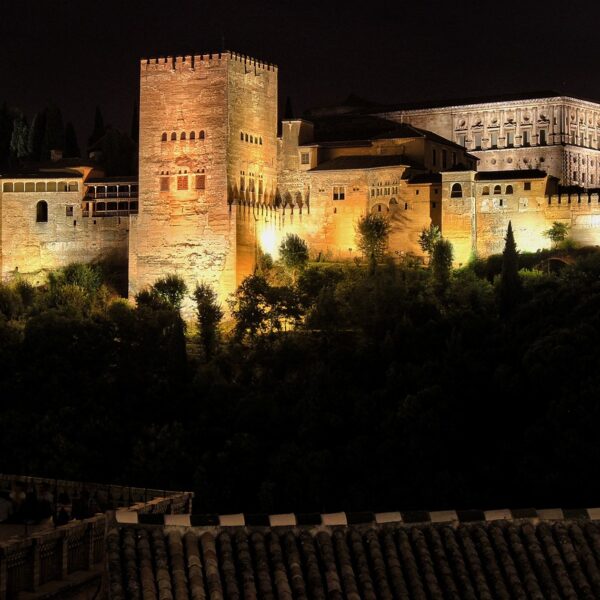 Fotografía de la Alhambra de noche vista desde el mirador de San Nicolás