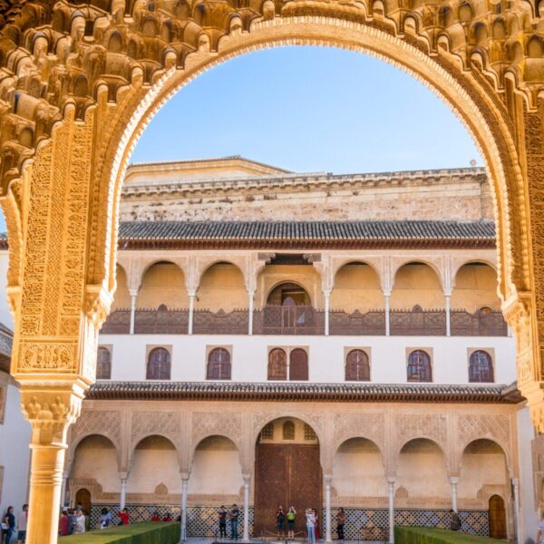 Puerta y arco de la Alhambra