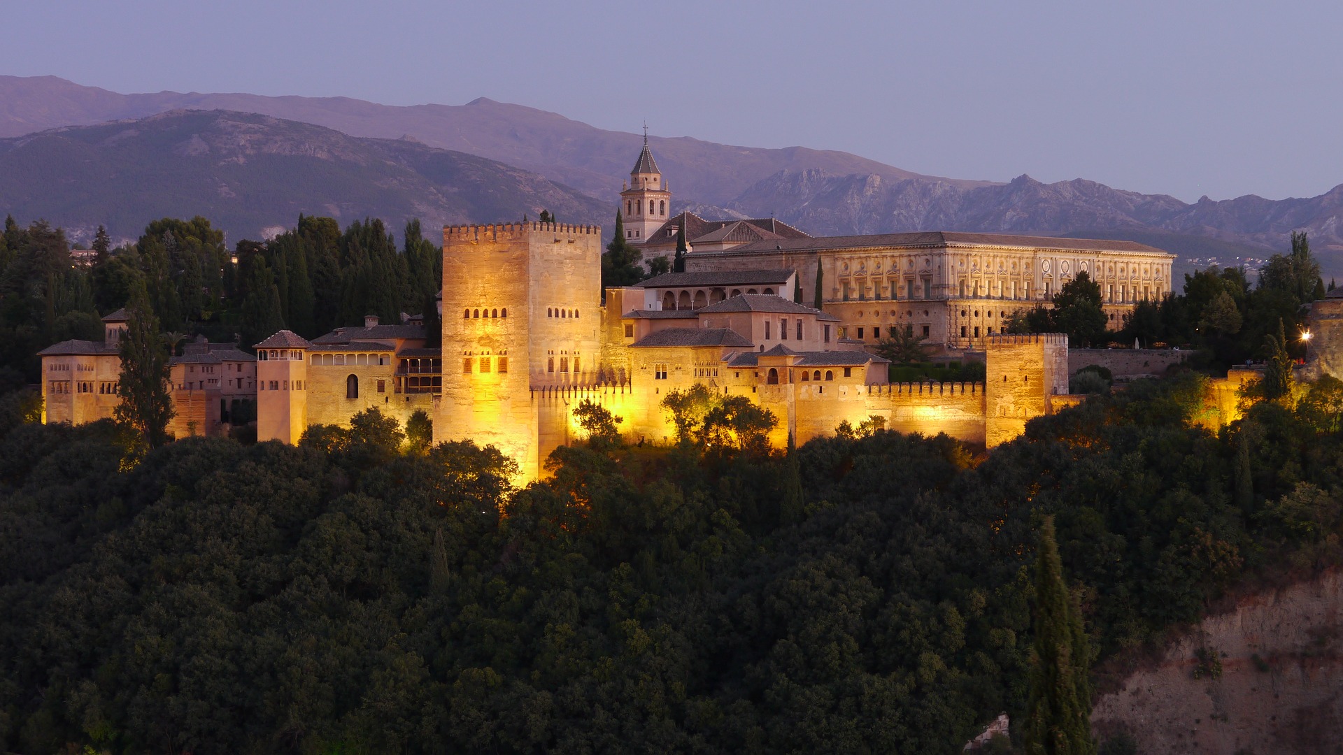 Visita Nocturna a la Alhambra: Palacio de Carlos V y Generalife